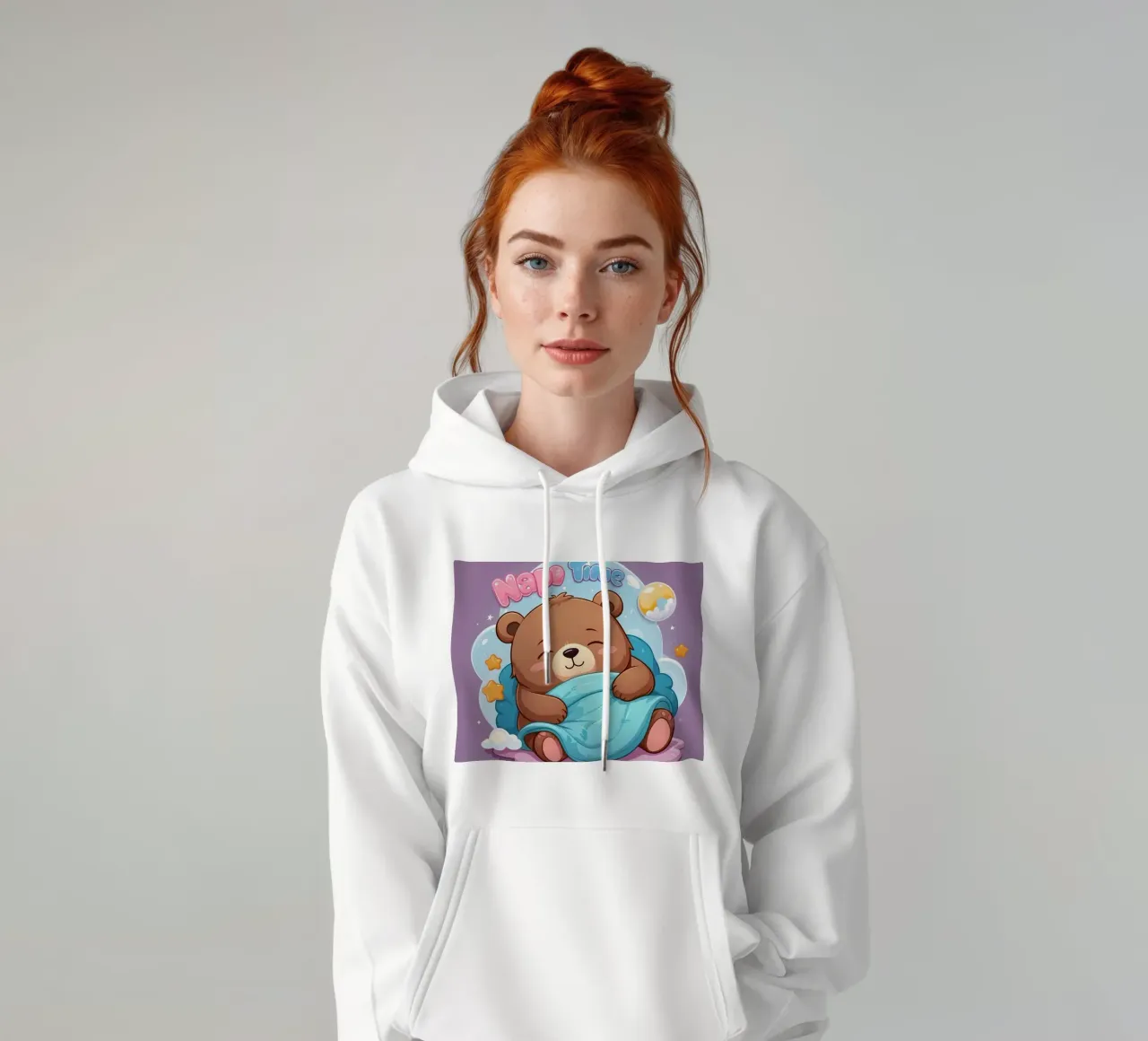 Simpatico orso che si accoccola in un'accogliente coperta con la scritta ora del pisolino felpa con cappuccio da DesignDoodle