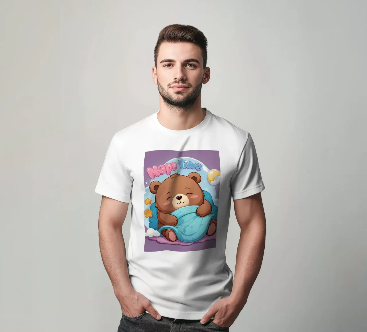Simpatico orso che si accoccola in un'accogliente coperta con la scritta ora del pisolino t-shirt da DesignDoodle