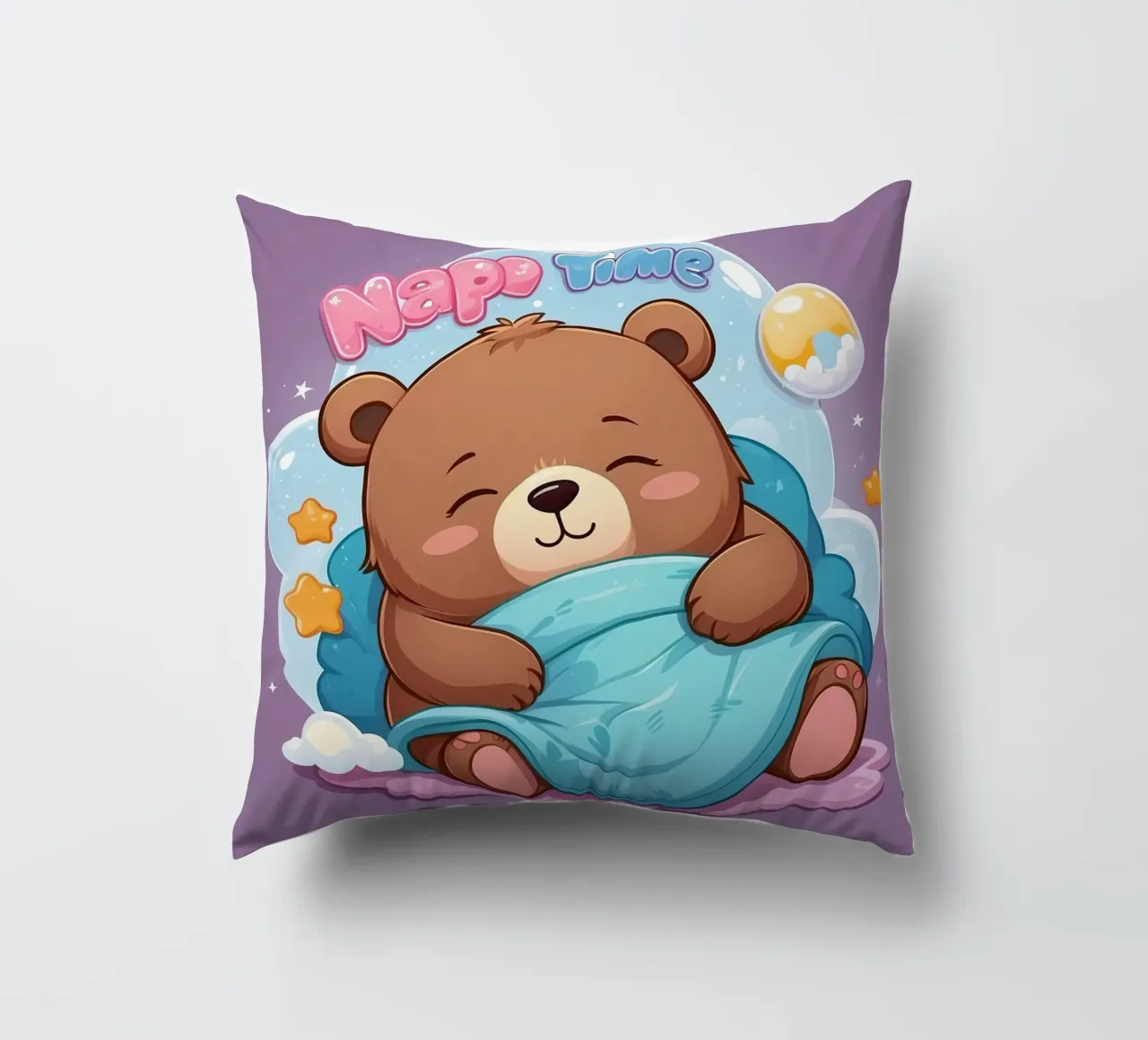 Simpatico orso che si accoccola in un'accogliente coperta con la scritta ora del pisolino cuscino da DesignDoodle