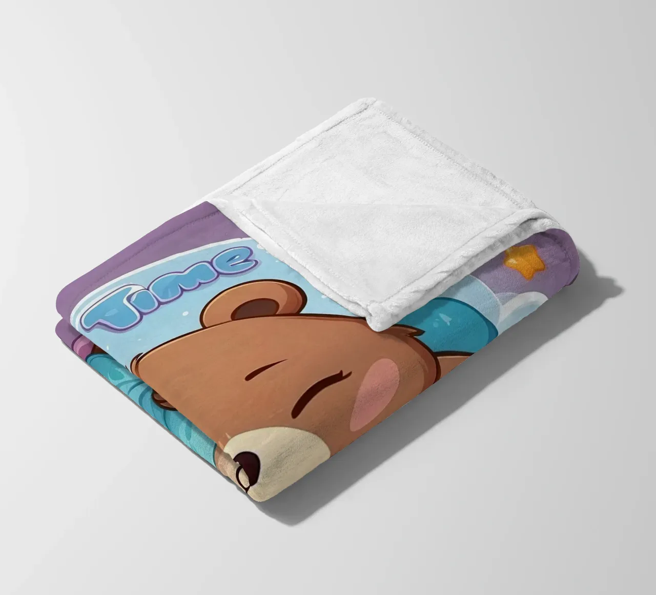 Simpatico orso che si accoccola in un'accogliente coperta con la scritta ora del pisolino coperta in pile da DesignDoodle