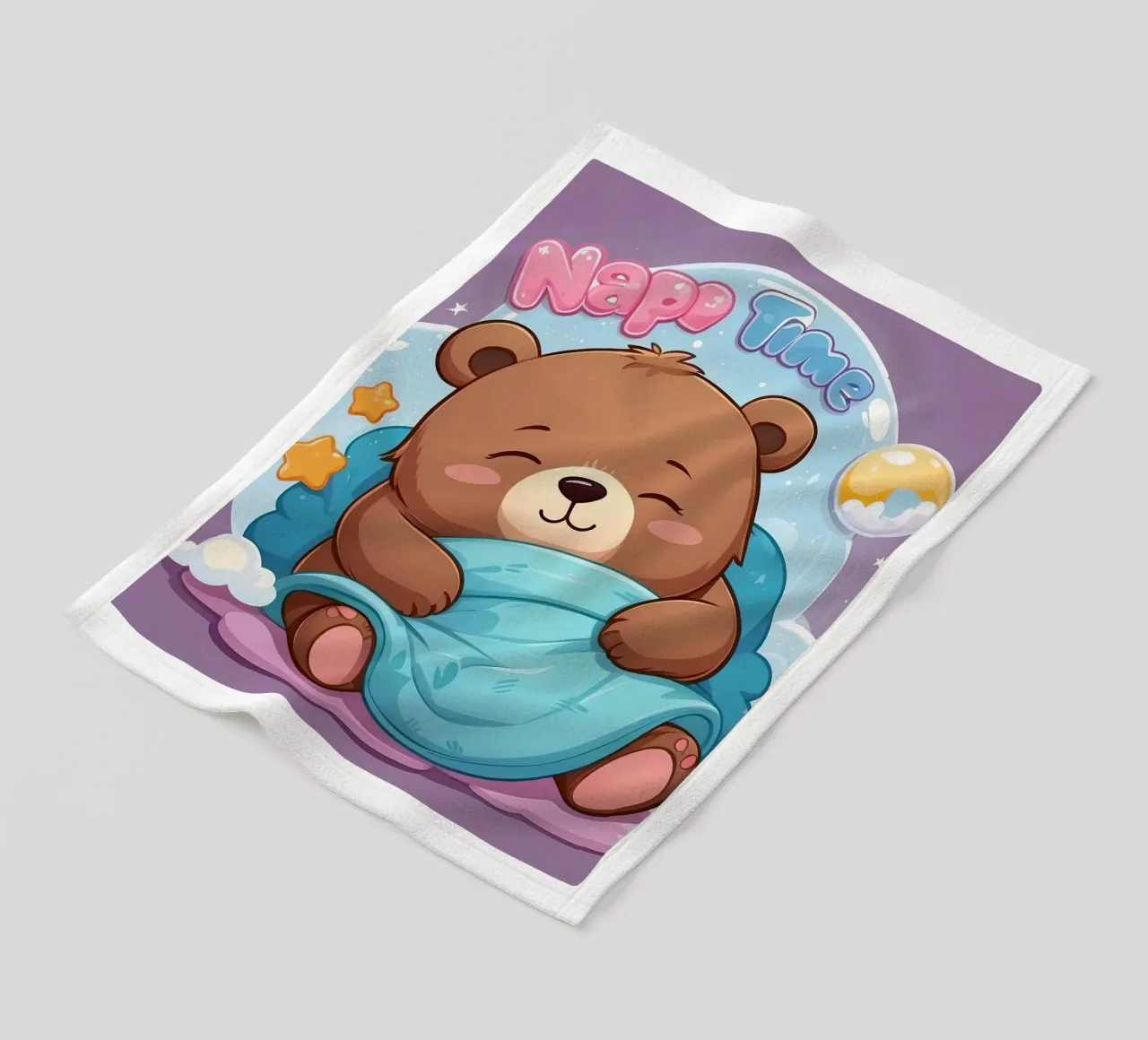 Simpatico orso che si accoccola in un'accogliente coperta con la scritta ora del pisolino coperta in pile da DesignDoodle