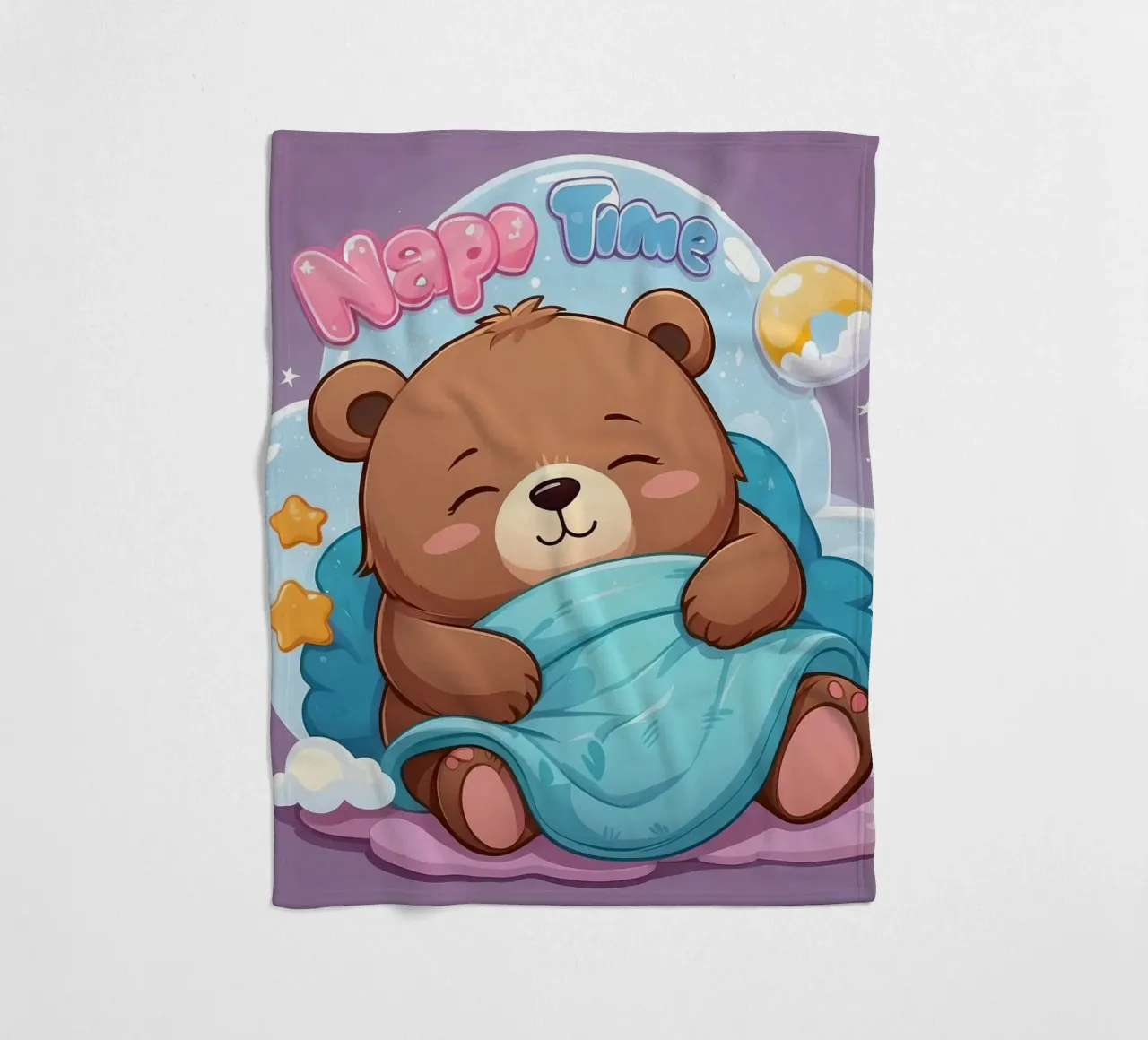 Simpatico orso che si accoccola in un'accogliente coperta con la scritta ora del pisolino coperta in pile da DesignDoodle