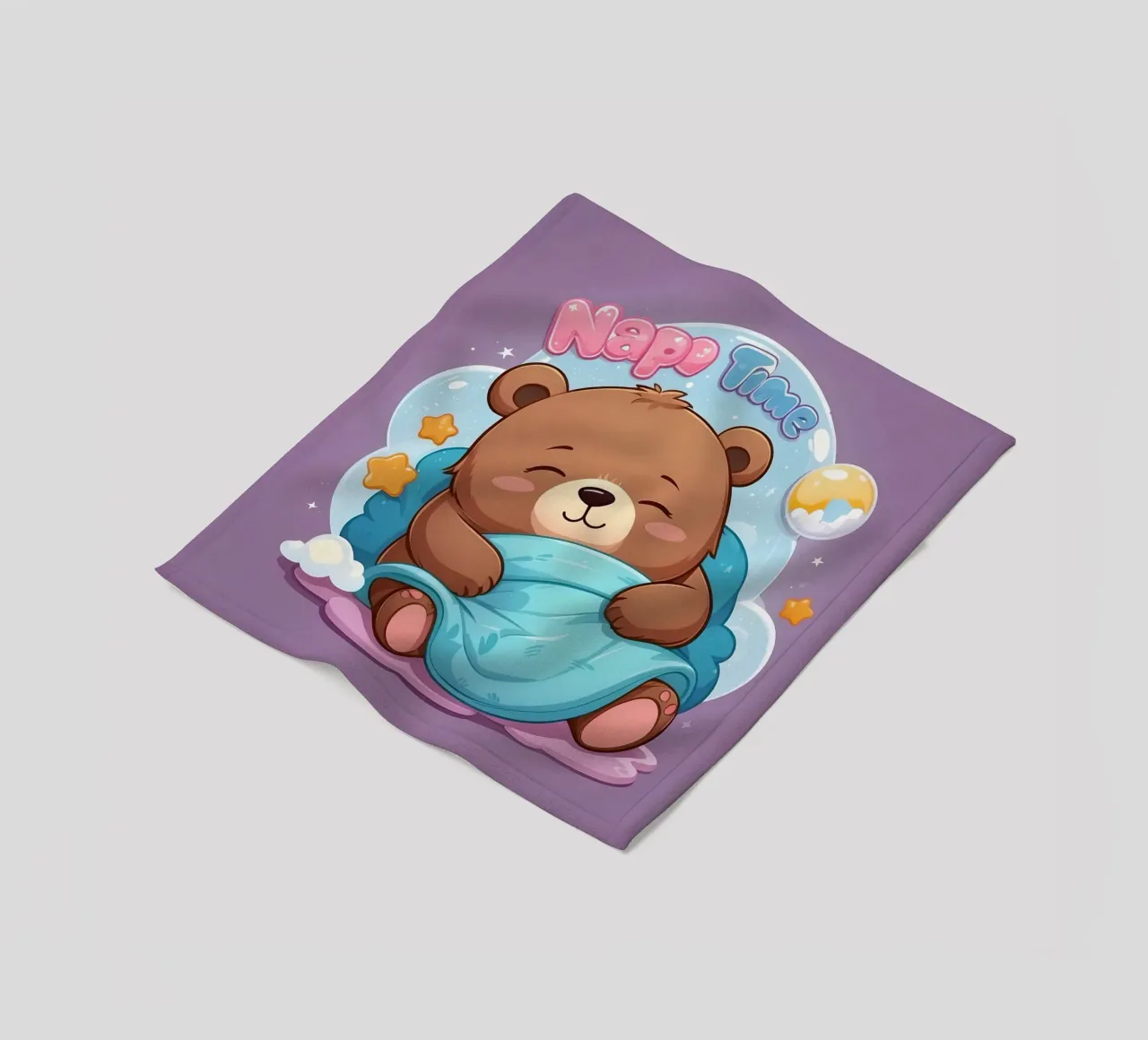 Simpatico orso che si accoccola in un'accogliente coperta con la scritta ora del pisolino coperta in pile da DesignDoodle