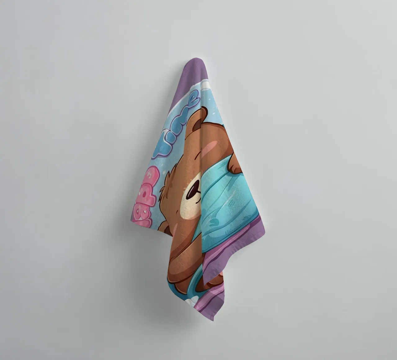 Simpatico orso che si accoccola in un'accogliente coperta con la scritta ora del pisolino asciugamano da bagno da DesignDoodle