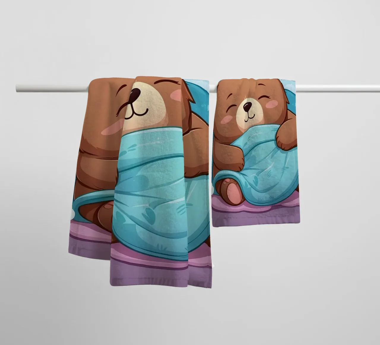 Simpatico orso che si accoccola in un'accogliente coperta con la scritta ora del pisolino asciugamano da bagno da DesignDoodle