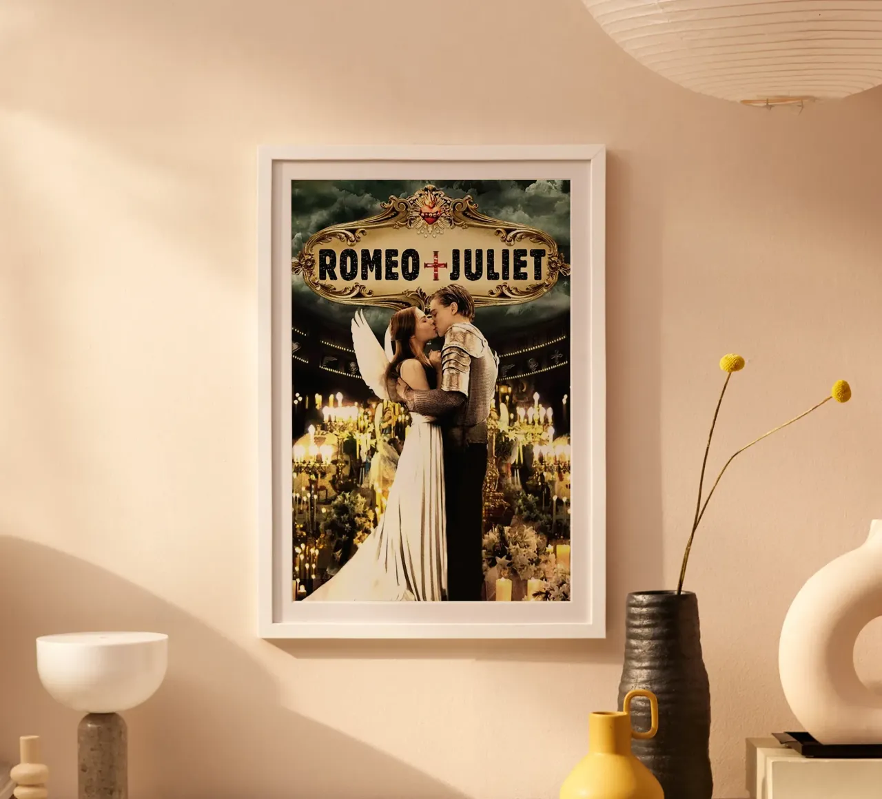 Romeo + Juliet poster con telaio in plastica da Attaboy Dsgn