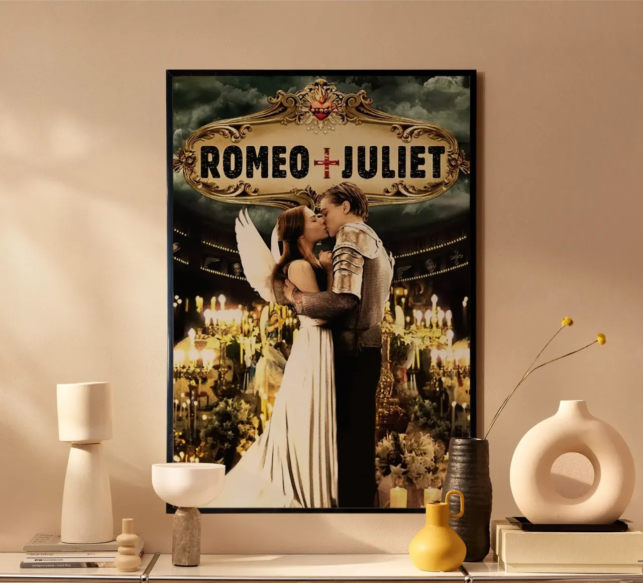 Romeo + Juliet poster con telaio in plastica da Attaboy Dsgn