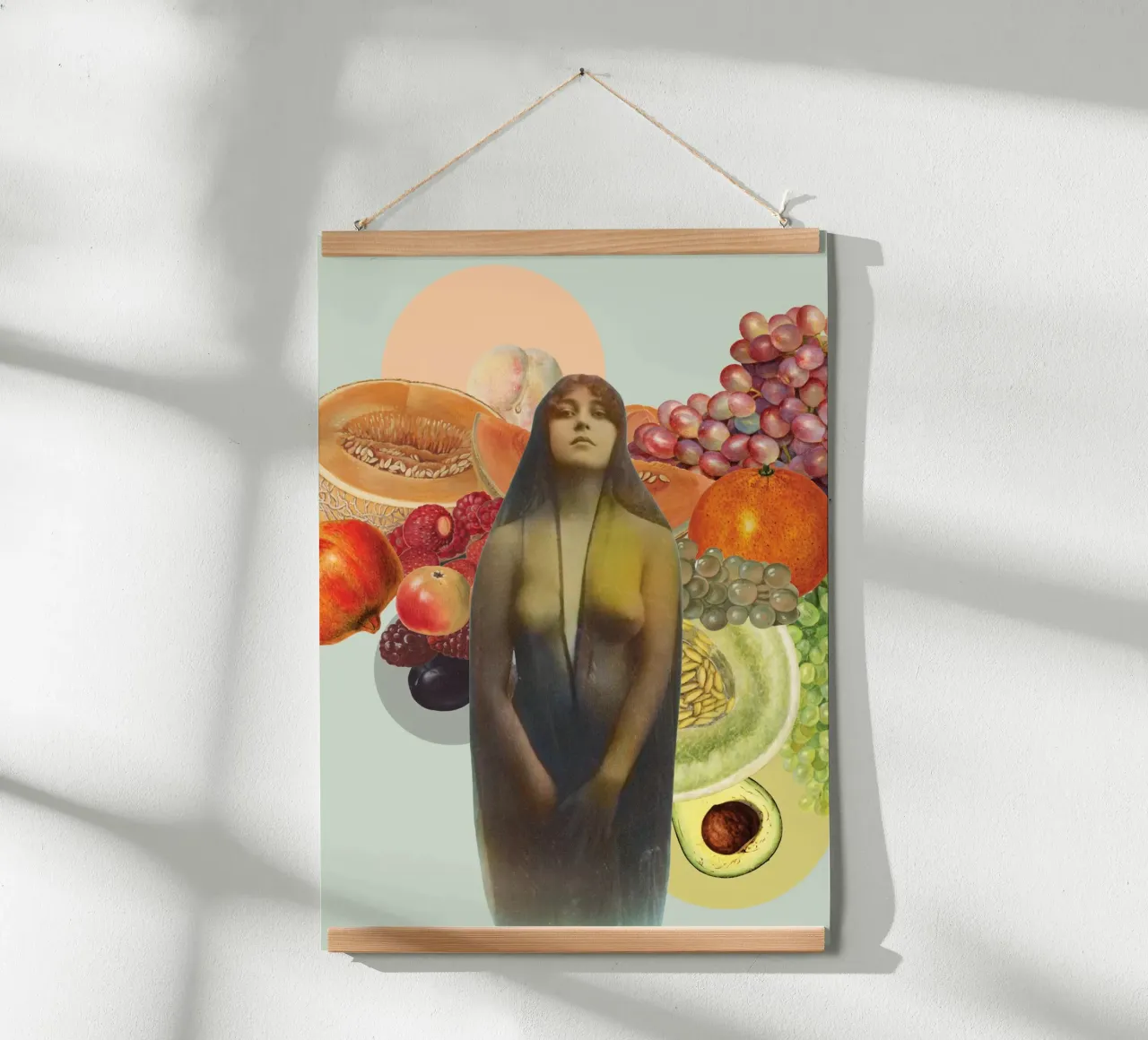 Il Portatore di Frutta | Stampa d'Arte Collage poster con telaio in alluminio da Press Play Art Prints