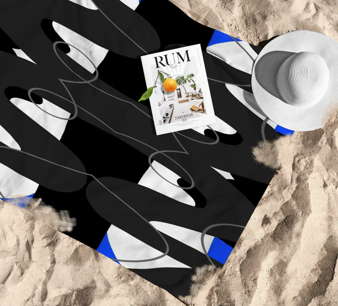 Blauwe en zwarte symmetrie strandhanddoek van Little Dean