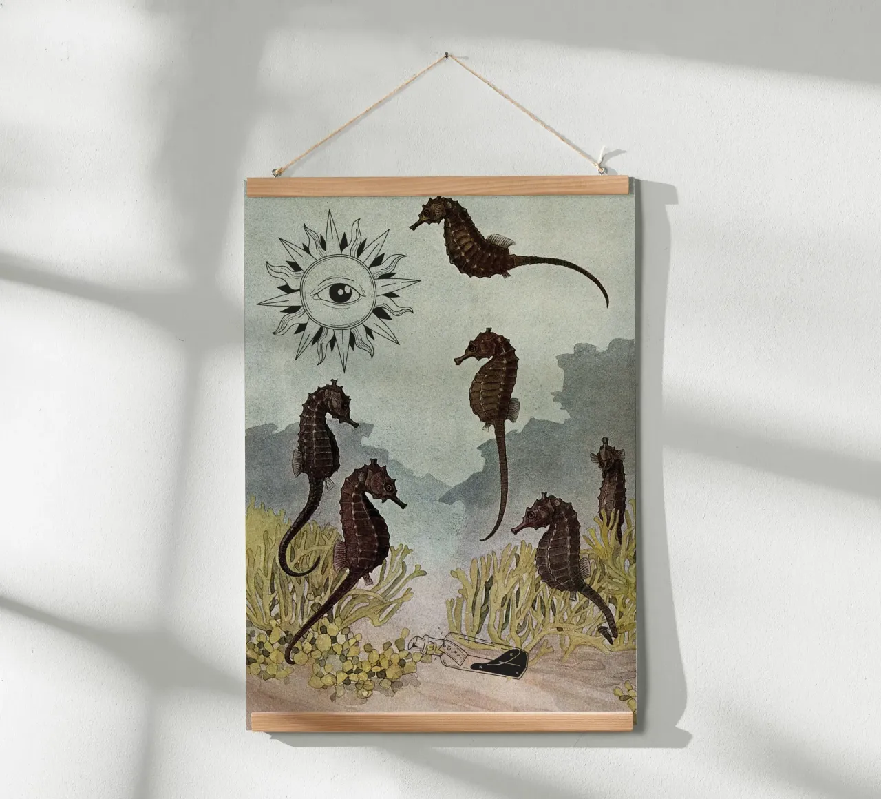 Zeepaardjes & het Zesde Zintuig | Press Play Kunstdruk Collage poster met houten frame van Press Play Art Prints