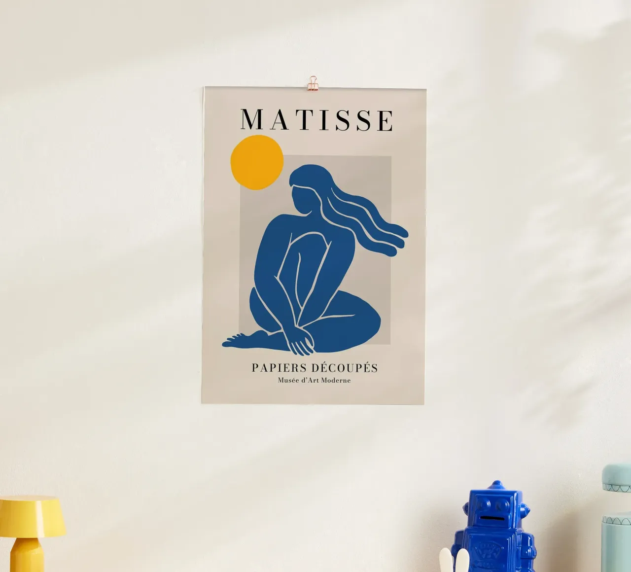 matisse - una donna seduta che guarda il sole poster con telaio in plastica da sazkia art