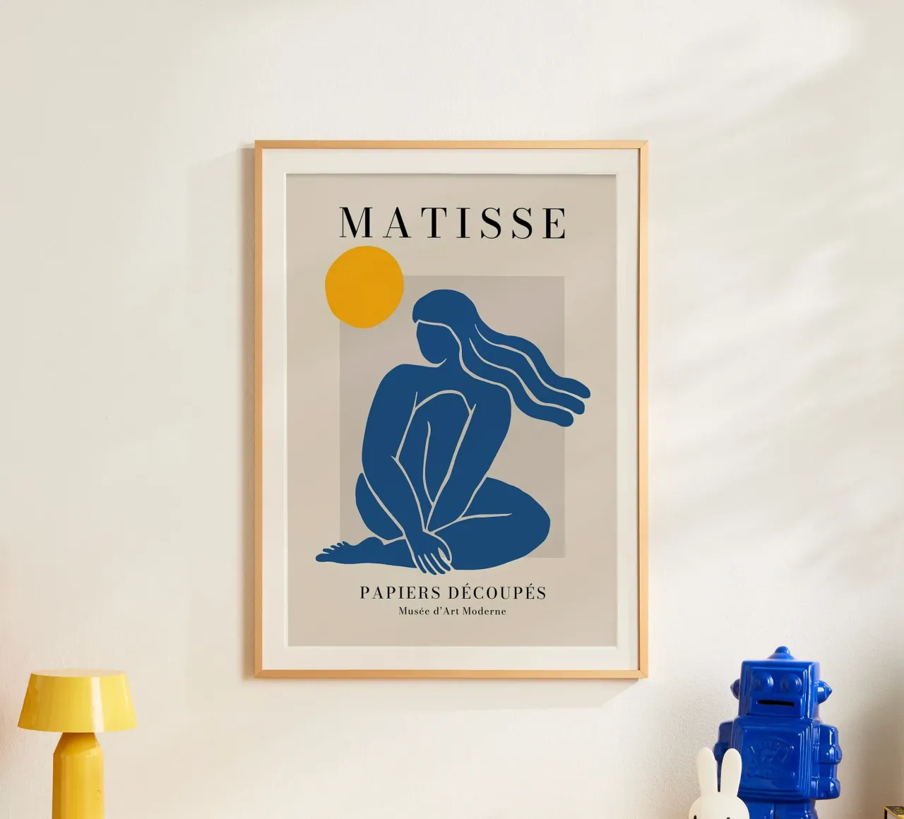 matisse - una donna seduta che guarda il sole poster con telaio in plastica da sazkia art