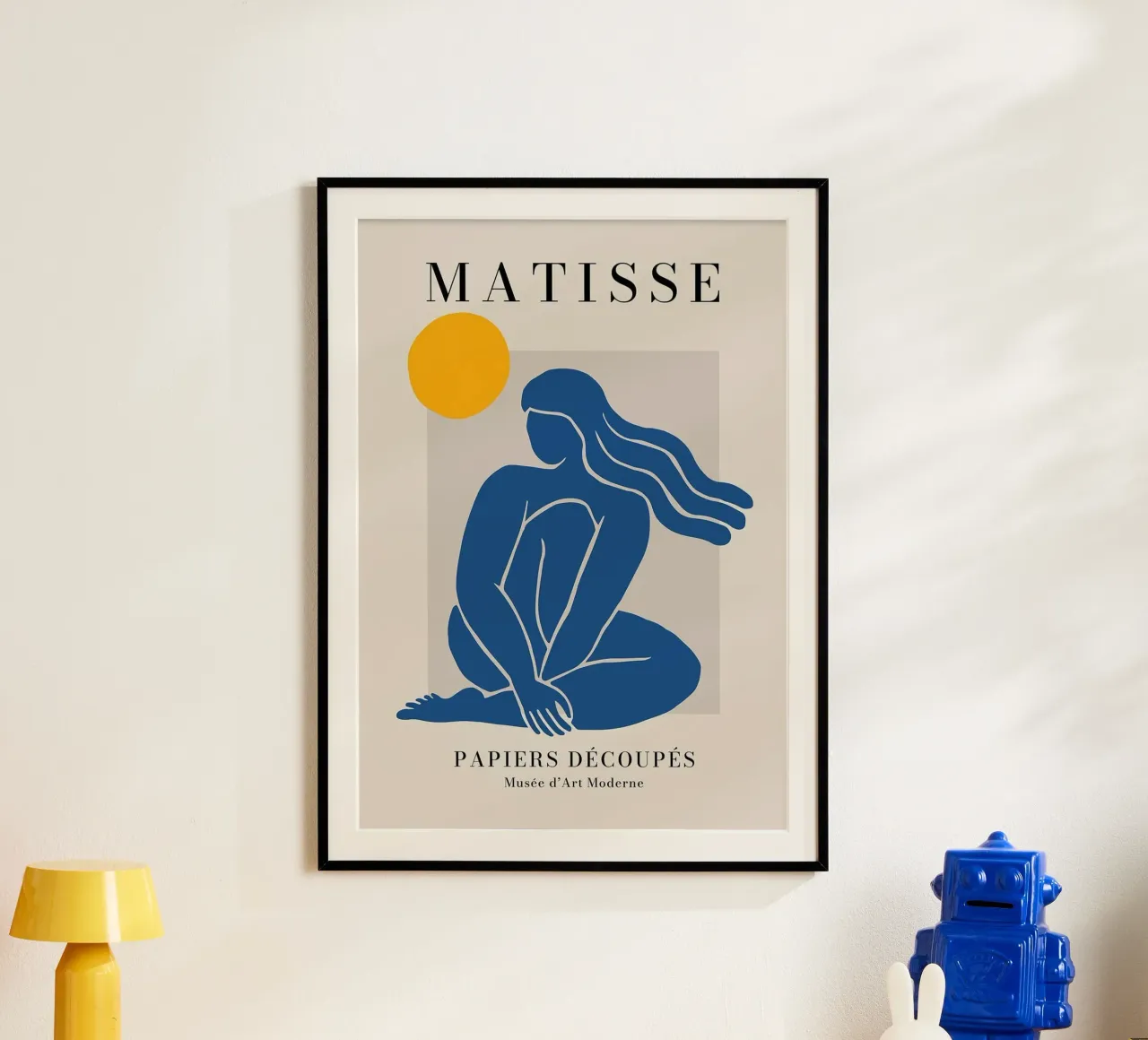 matisse - una donna seduta che guarda il sole poster con telaio in plastica da sazkia art
