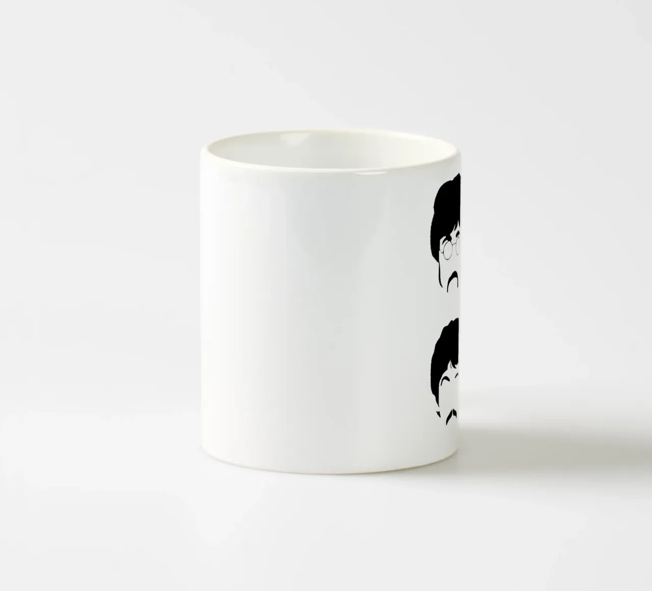 un gruppo di volti di uomini tazza in ceramica da vanessa shop