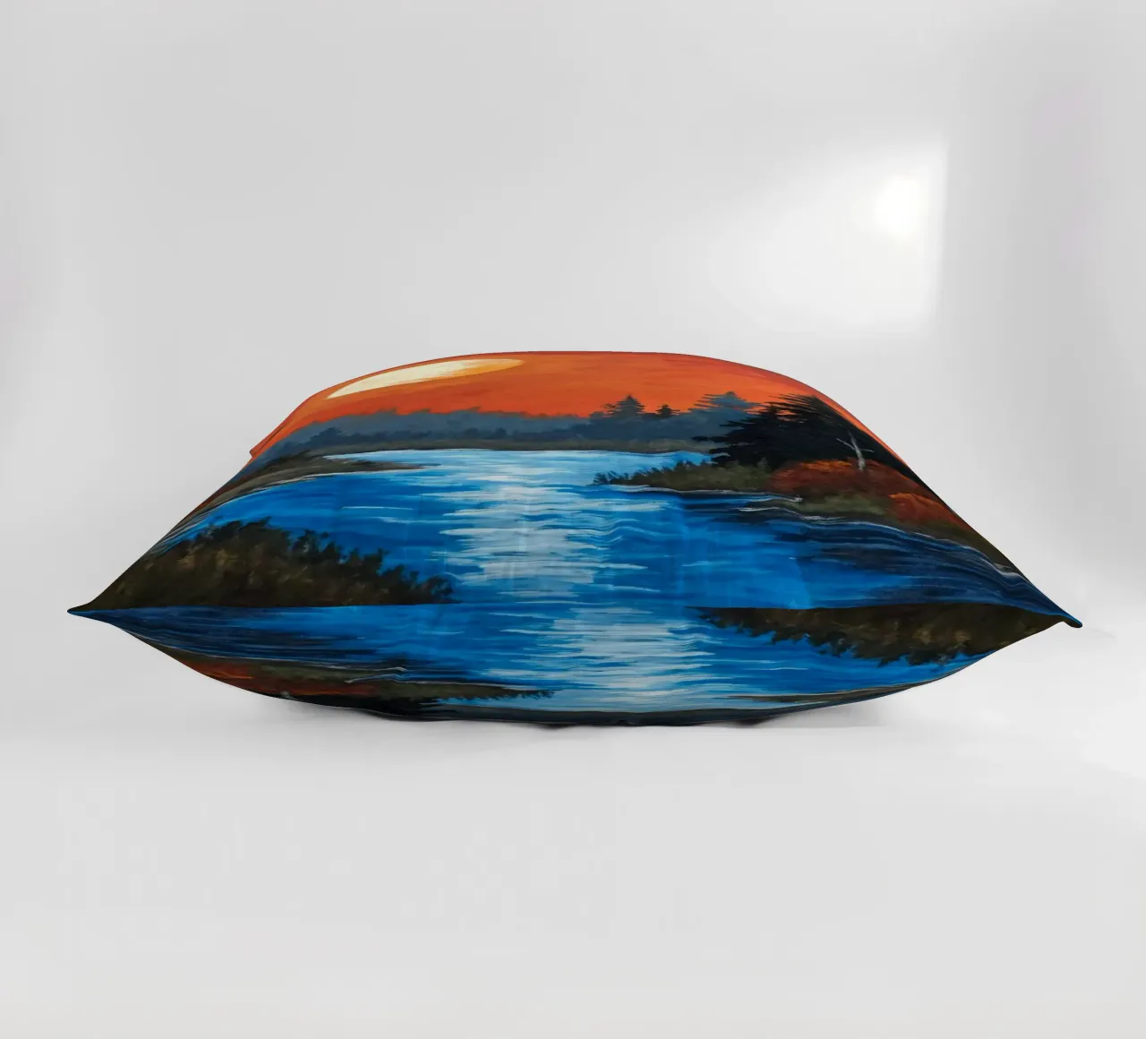 Maestoso tramonto su un fiume sereno cuscino da Artistic-shop