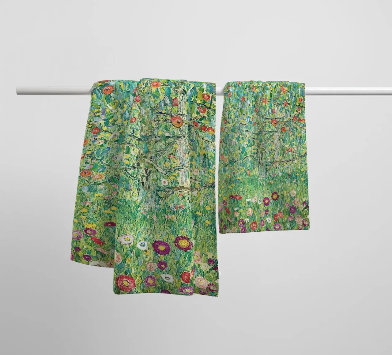 Gustav Klimt - Apple Tree I asciugamano da bagno da apoloprints