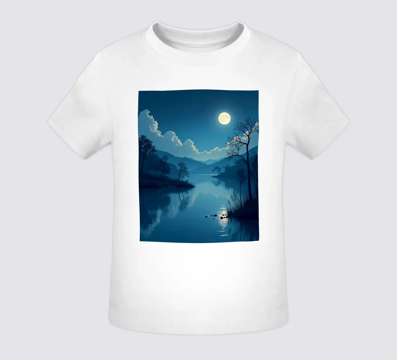 Un tranquillo paesaggio notturno con un riflesso luminoso della luna piena maglietta neonato da Artistic-shop