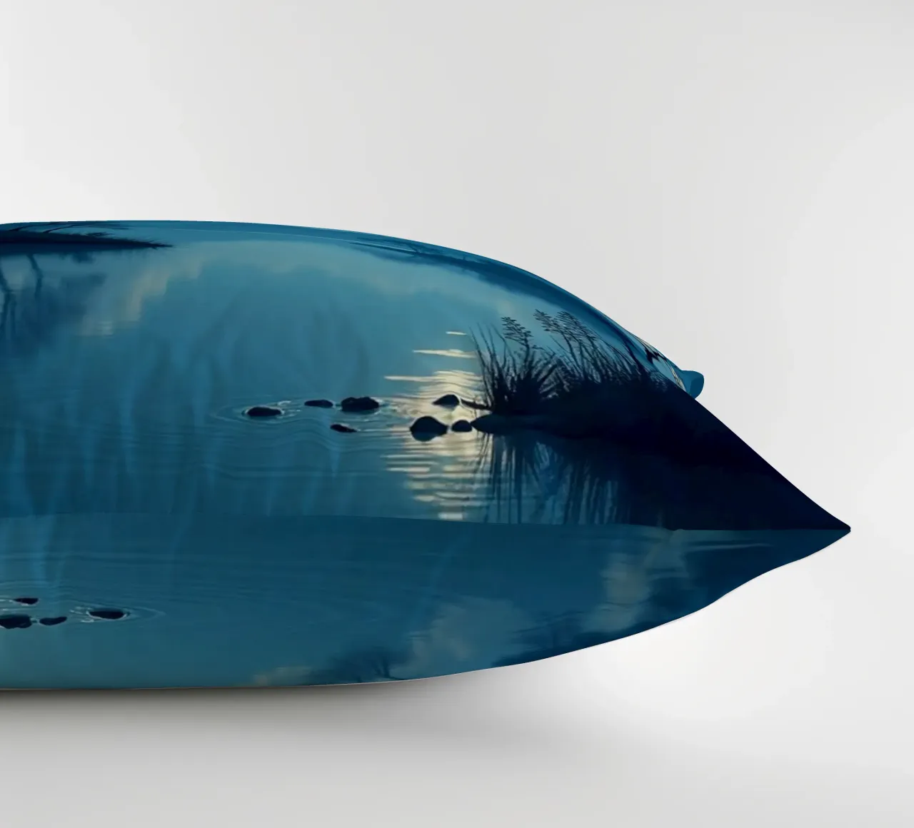 Un tranquillo paesaggio notturno con un riflesso luminoso della luna piena cuscino da Artistic-shop