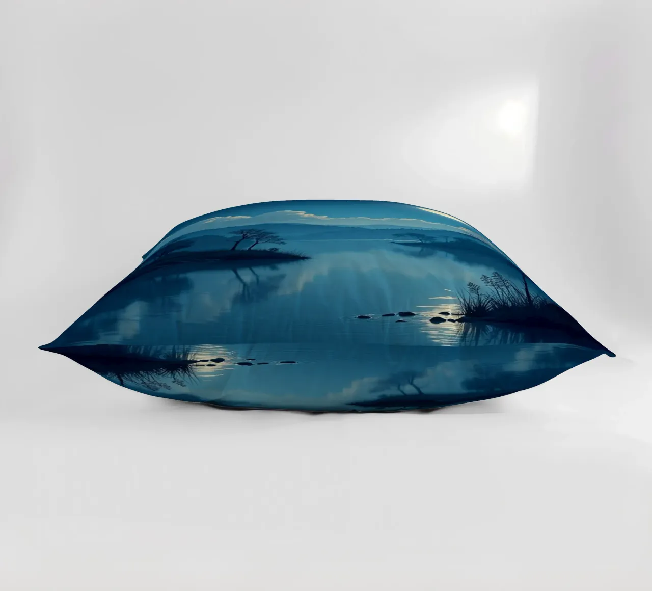 Un tranquillo paesaggio notturno con un riflesso luminoso della luna piena cuscino da Artistic-shop