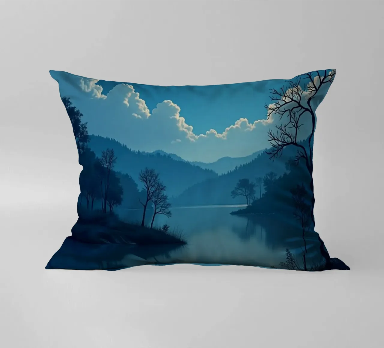 Un tranquillo paesaggio notturno con un riflesso luminoso della luna piena cuscino da Artistic-shop
