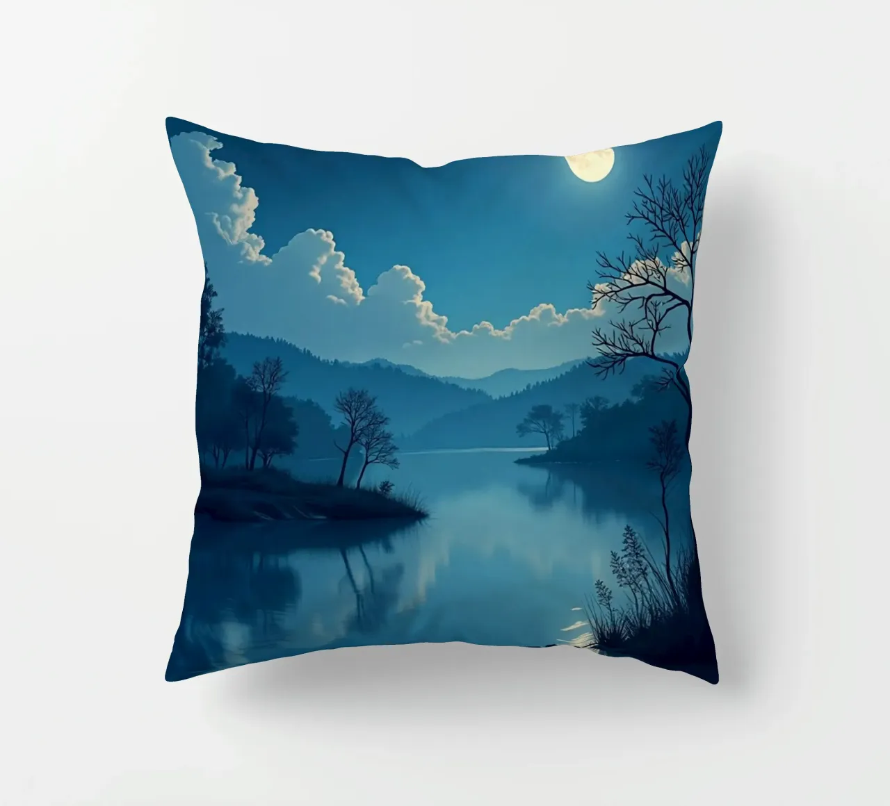 Un tranquillo paesaggio notturno con un riflesso luminoso della luna piena cuscino da Artistic-shop