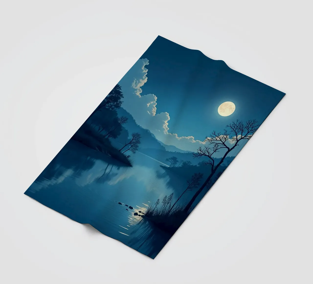 Un tranquillo paesaggio notturno con un riflesso luminoso della luna piena coperta in pile da Artistic-shop