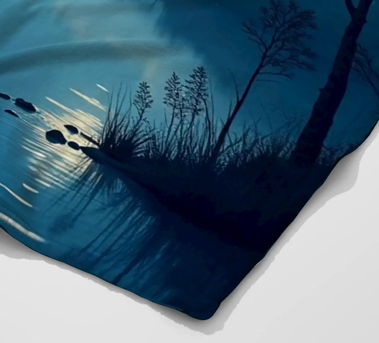 Un tranquillo paesaggio notturno con un riflesso luminoso della luna piena coperta in pile da Artistic-shop