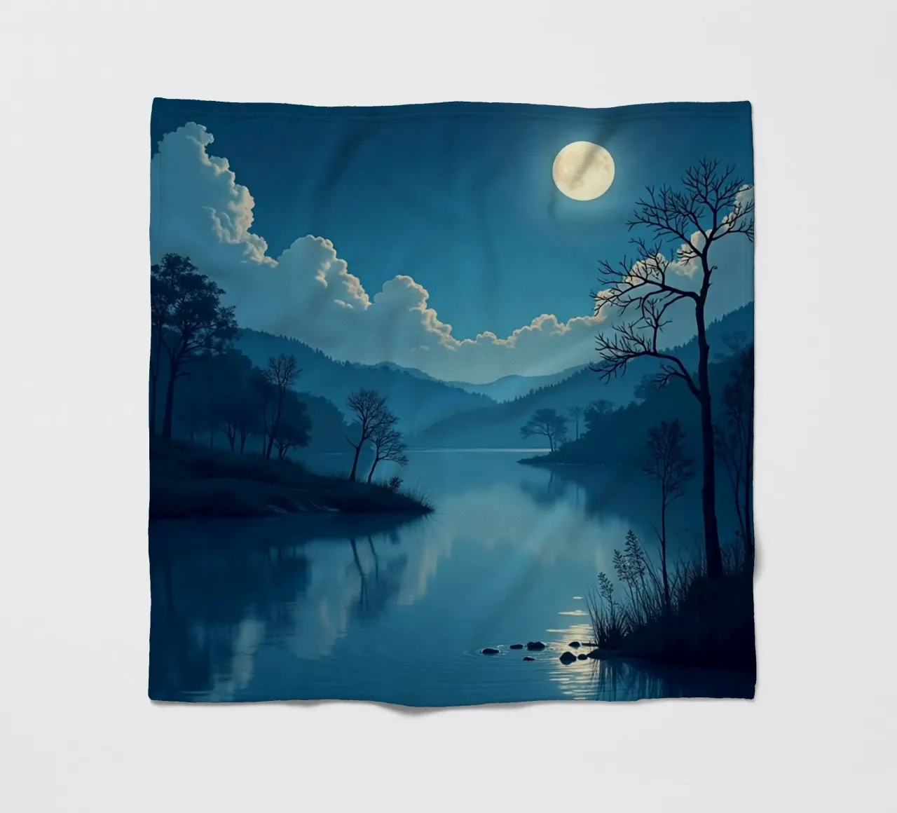 Un tranquillo paesaggio notturno con un riflesso luminoso della luna piena coperta in pile da Artistic-shop