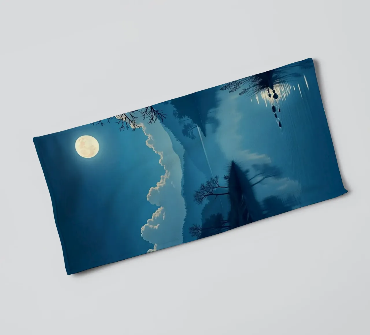 Un tranquillo paesaggio notturno con un riflesso luminoso della luna piena asciugamano da bagno da Artistic-shop
