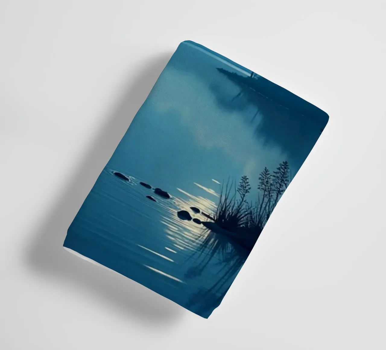 Un tranquillo paesaggio notturno con un riflesso luminoso della luna piena asciugamano da bagno da Artistic-shop
