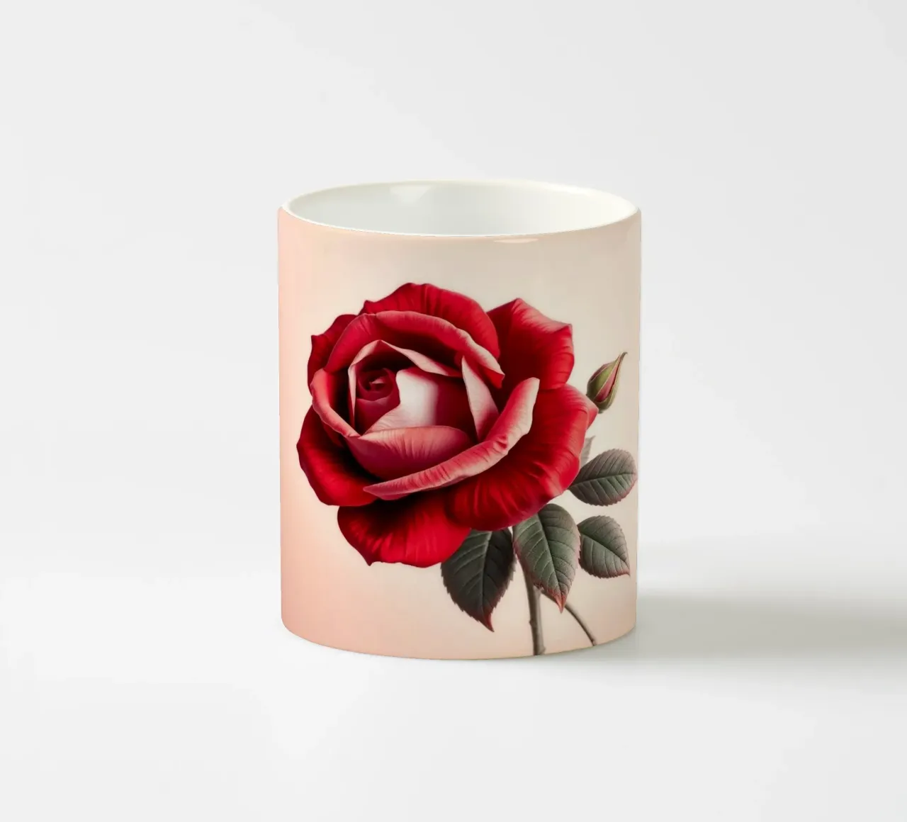 Un'accattivante rosa cremisi in piena fioritura con foglie verdeggianti tazza in ceramica da Artistic-shop