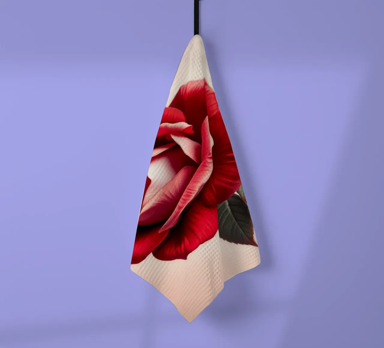 Eine bezaubernde karmesinrote Rose in voller Blüte mit grünen Blättern Geschirrtuch von Artistic-shop