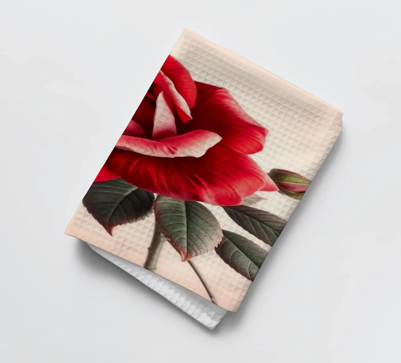 Eine bezaubernde karmesinrote Rose in voller Blüte mit grünen Blättern Geschirrtuch von Artistic-shop
