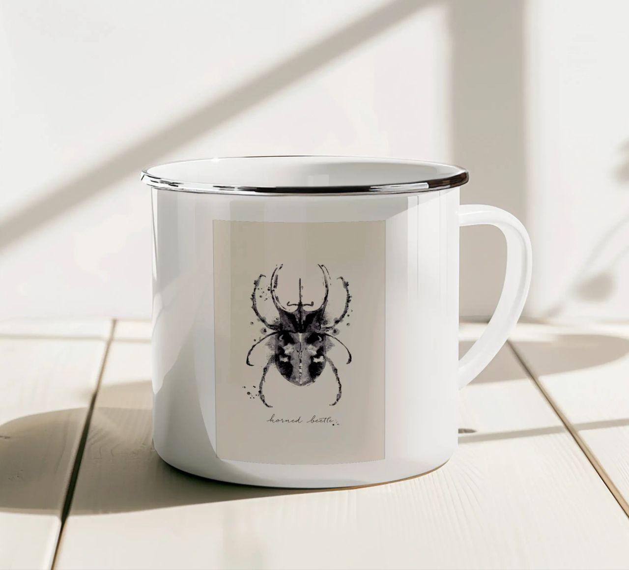 Ink Horned Beetle tazza in smalto da Flora & Fauna