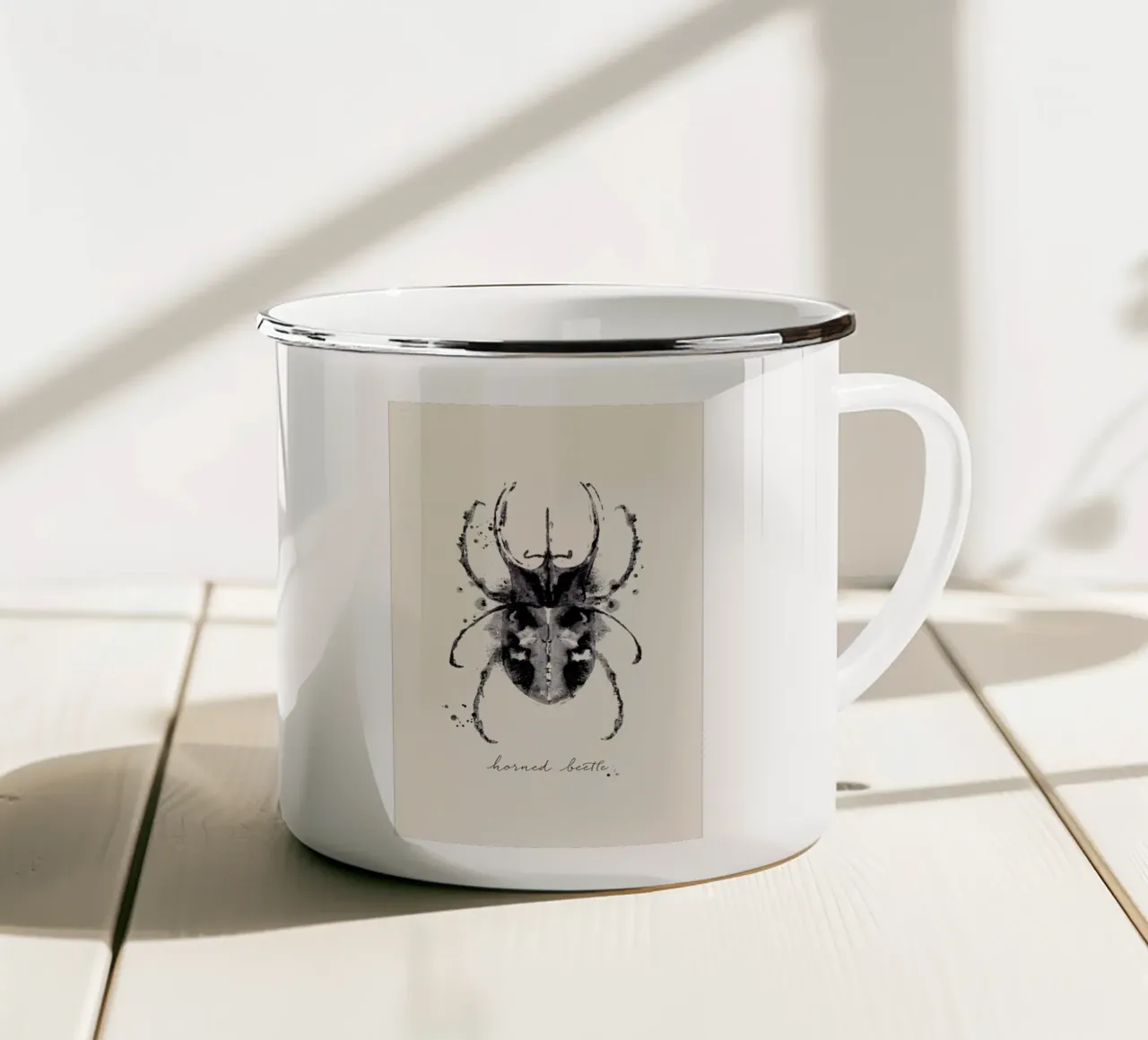 Ink Horned Beetle tazza in smalto da Flora & Fauna