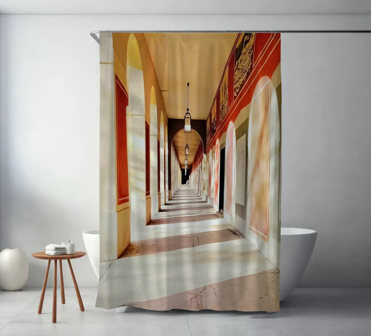 La luce del sole nel corridoio. tenda da doccia da KISSA STUDIO