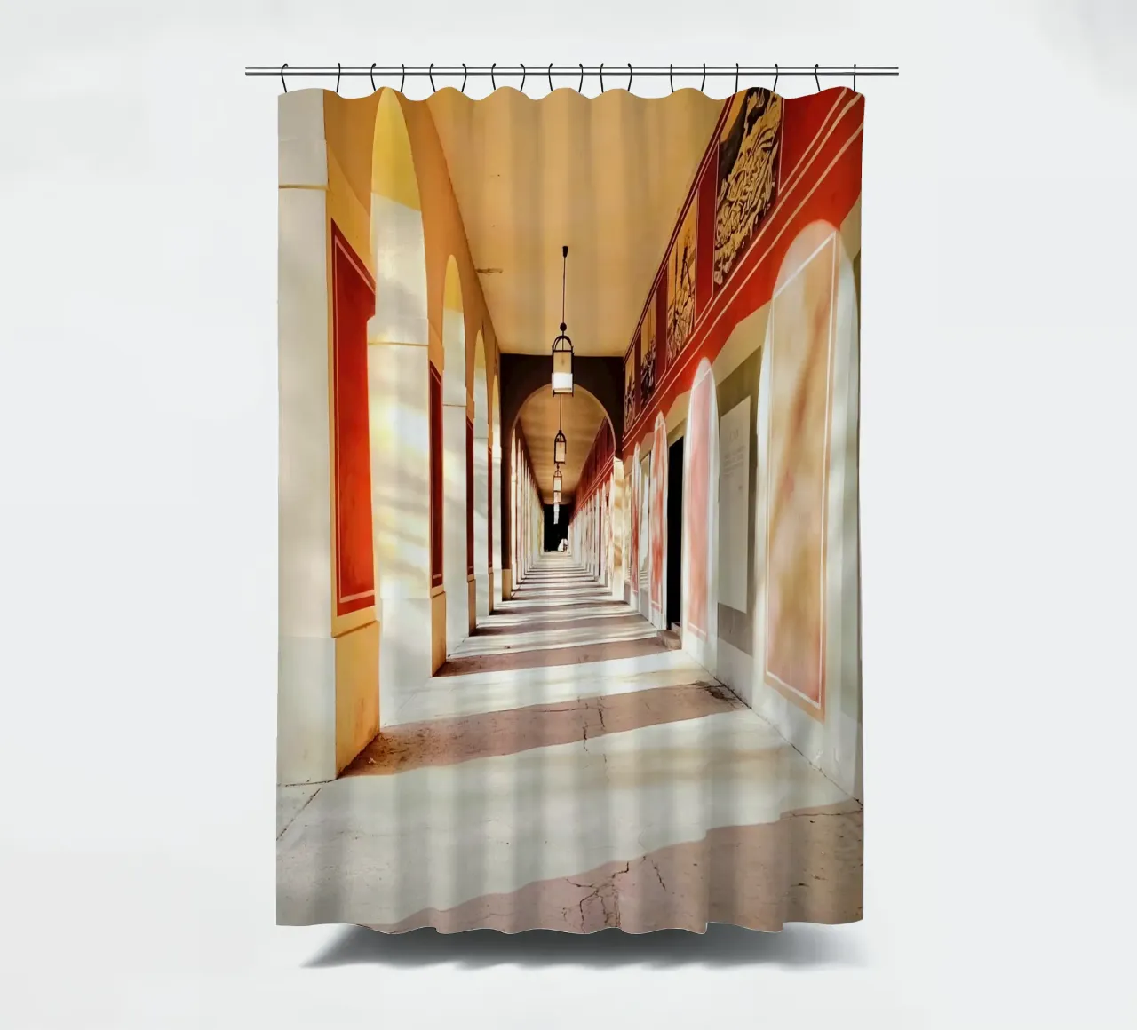 La luce del sole nel corridoio. tenda da doccia da KISSA STUDIO