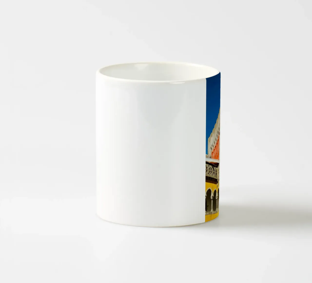 Retro Red and Yellow catsle tazza in ceramica da KISSA STUDIO