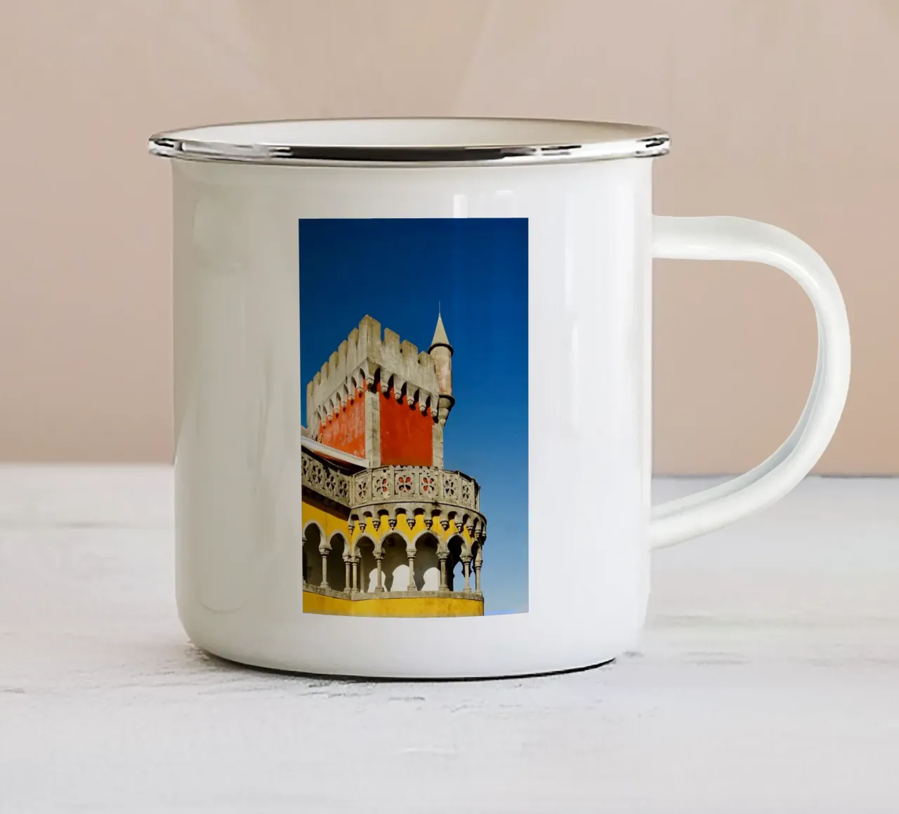 Retro Red and Yellow catsle tazza in smalto da KISSA STUDIO