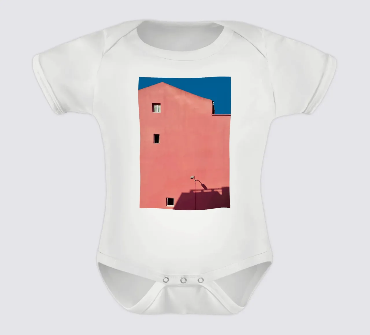 Roze gebouw - minimale architectuur babyrompertje korte mouwen van KISSA STUDIO