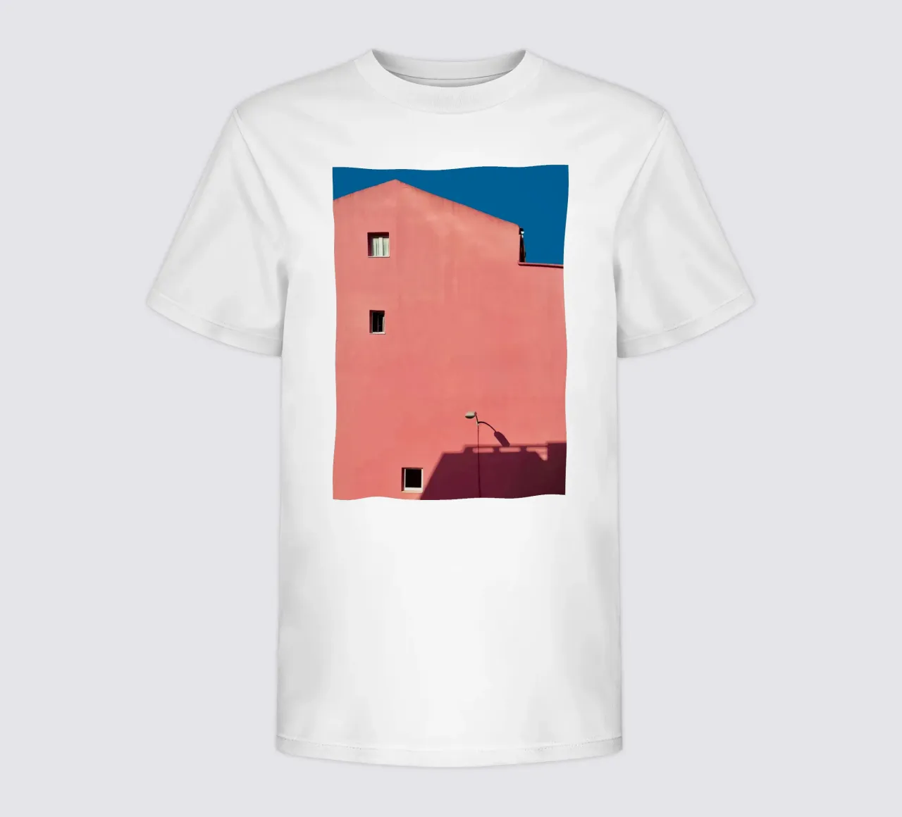 Roze gebouw - minimale architectuur kinder t-shirt van KISSA STUDIO
