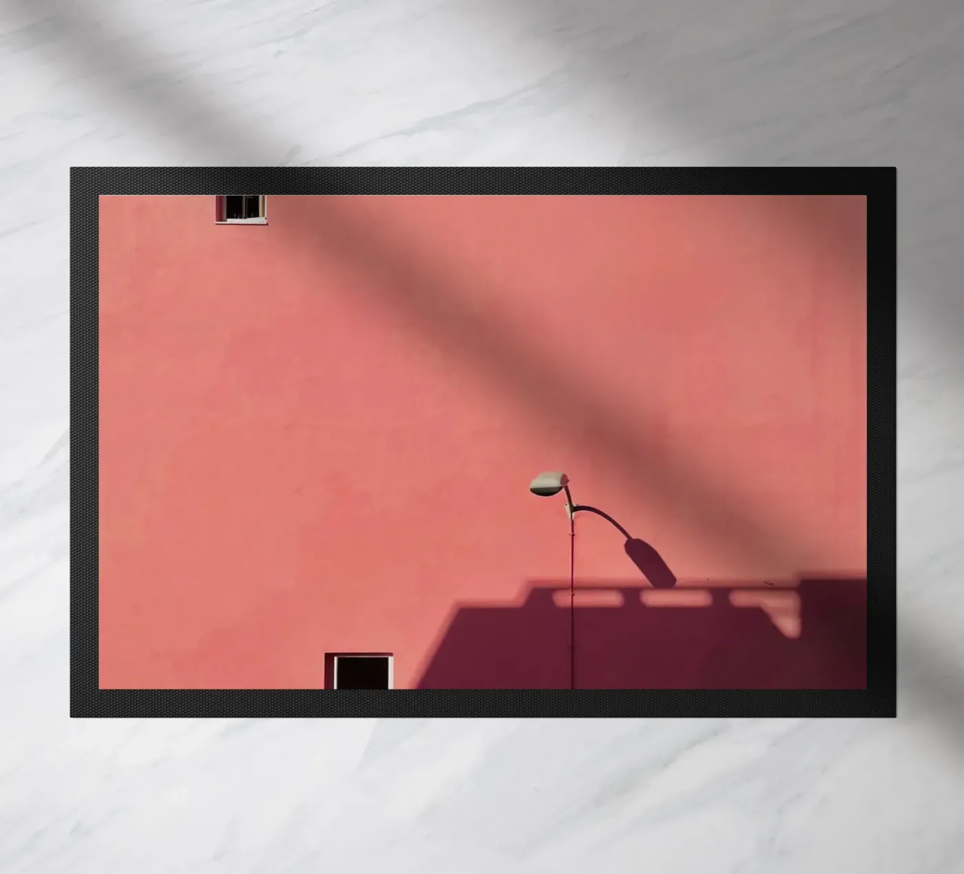 Edificio rosa - architettura minimale zerbino da KISSA STUDIO