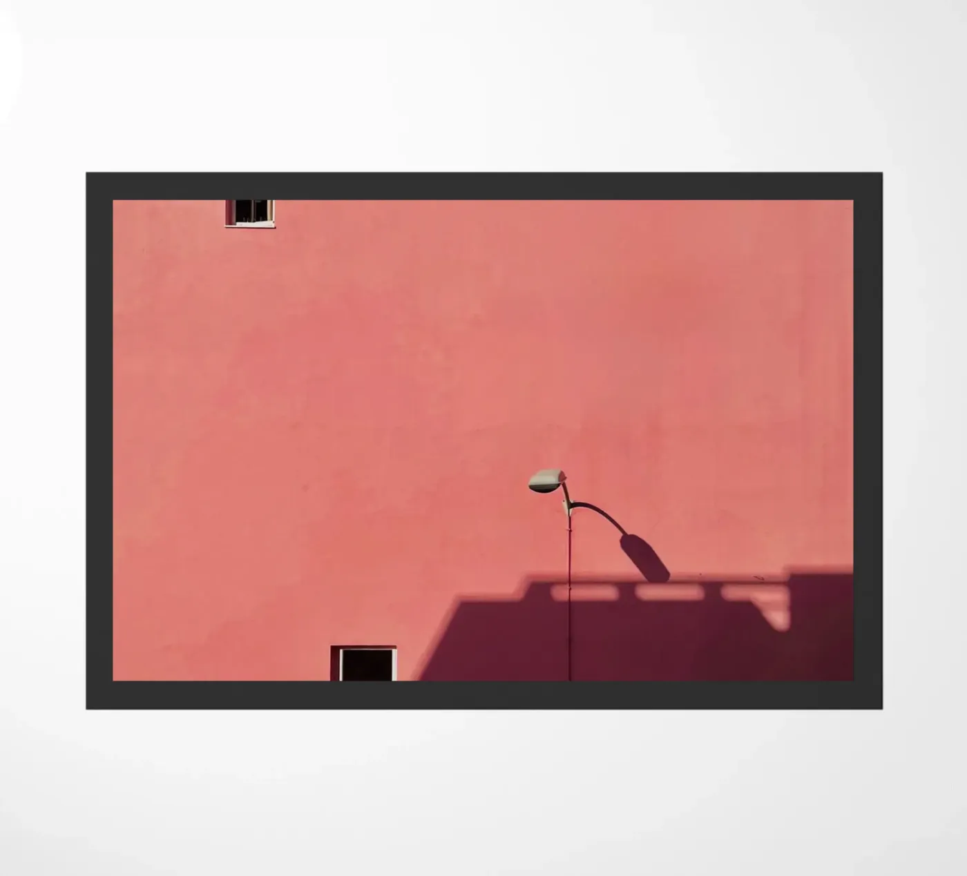 Edificio rosa - architettura minimale zerbino da KISSA STUDIO