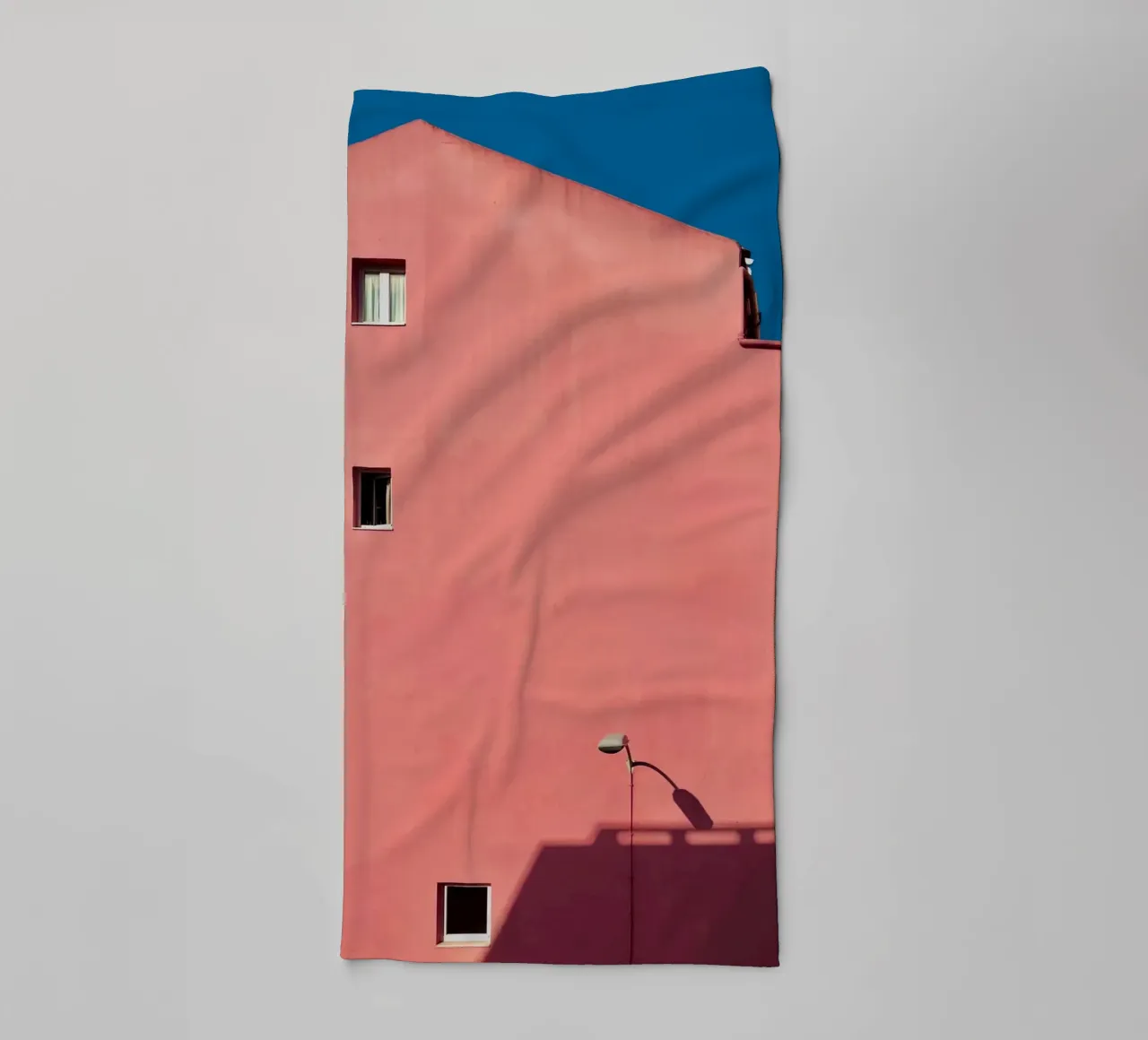 Rosa Gebäude - minimale Architektur Handtuch von KISSA STUDIO