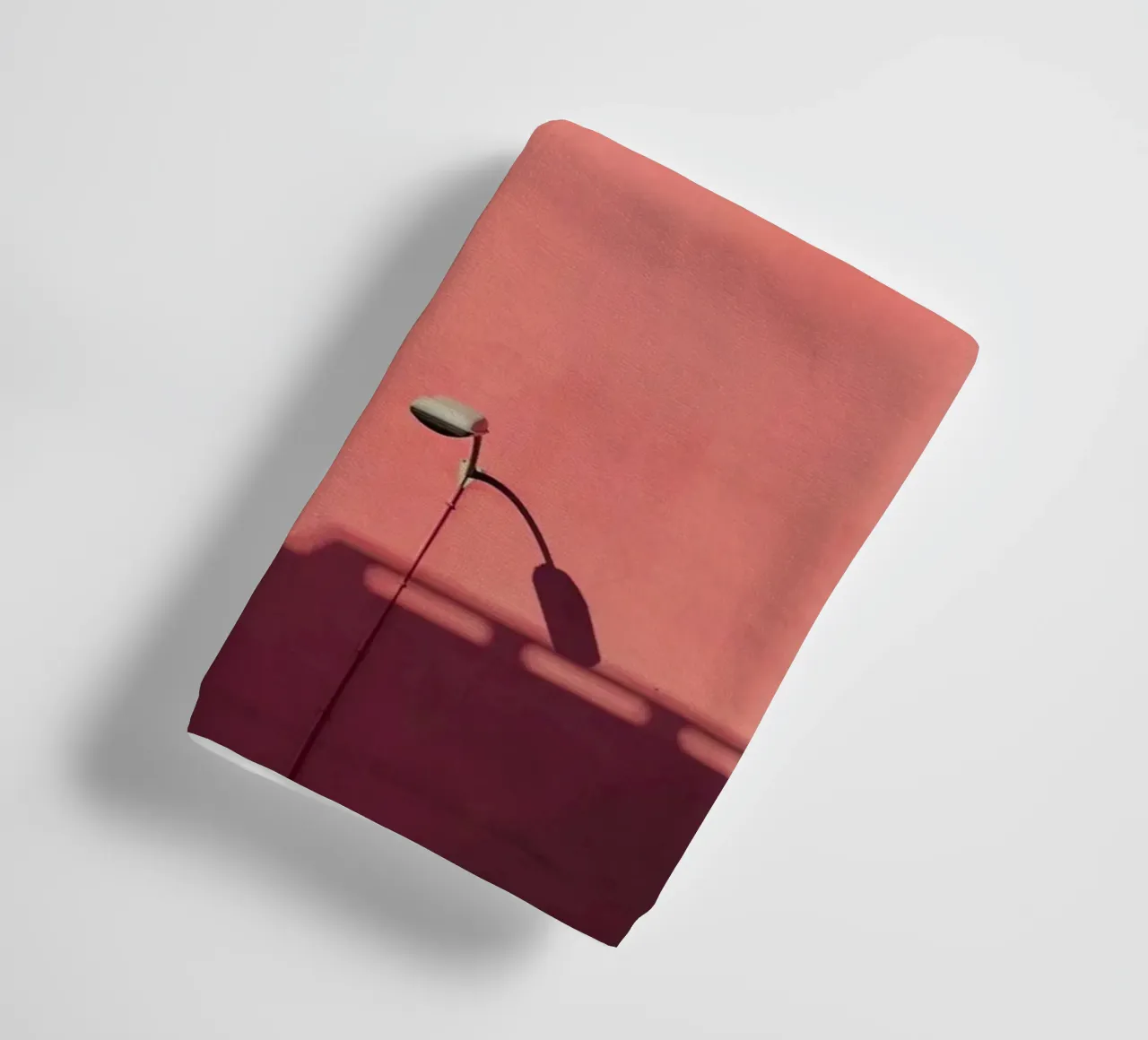 Rosa Gebäude - minimale Architektur Handtuch von KISSA STUDIO