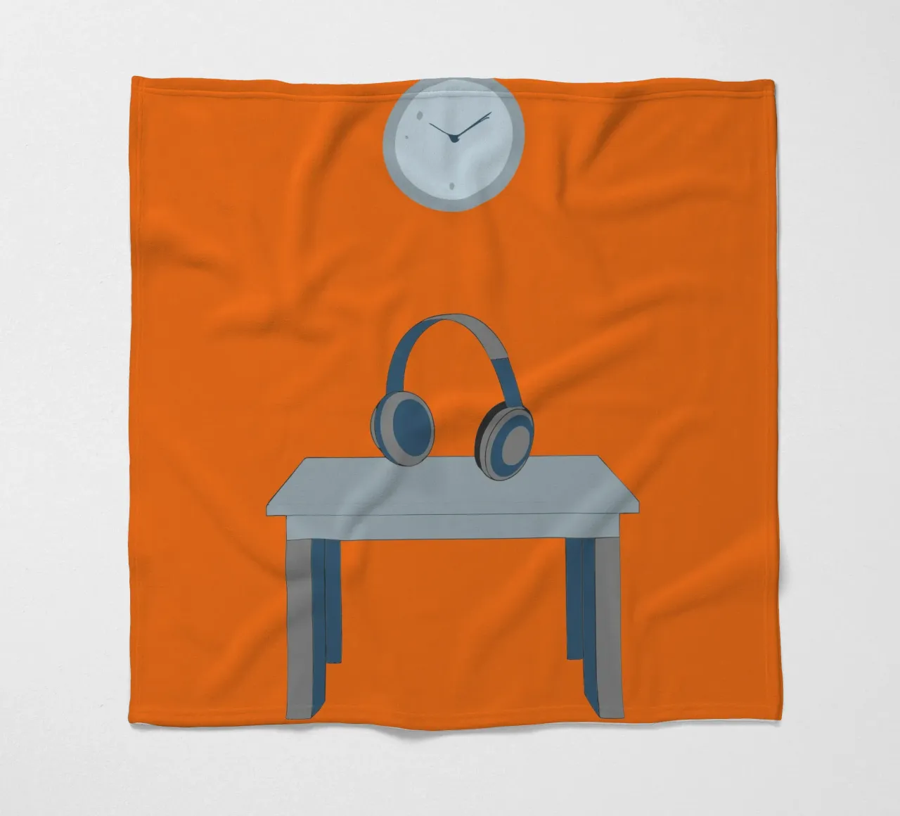 Cuffie sul tavolo coperta in pile da OUR SHOP