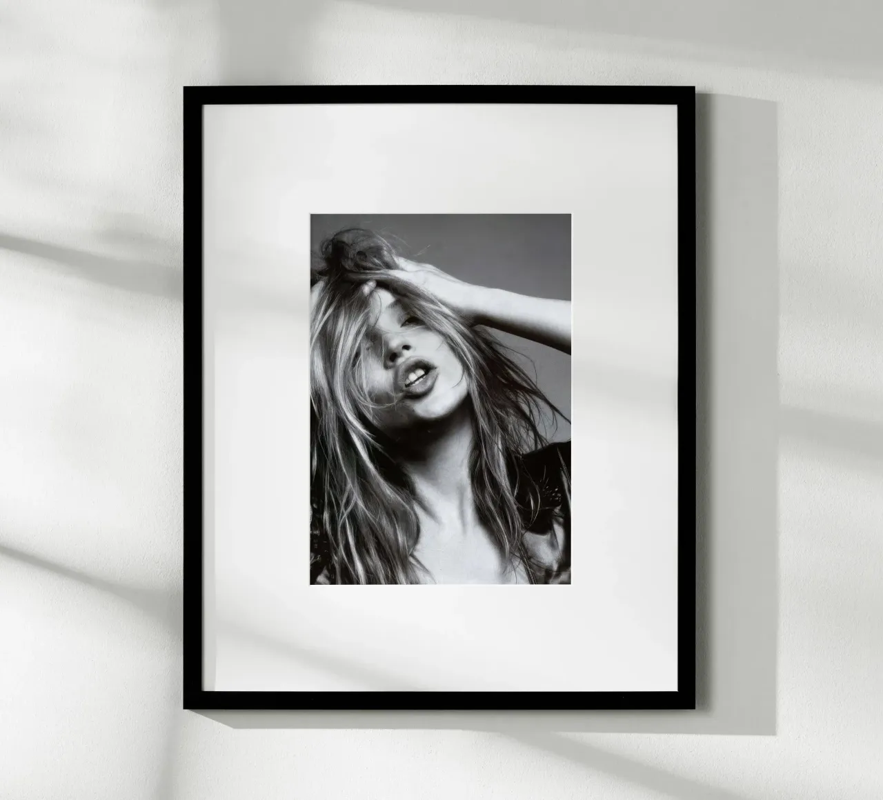 La vita di Kate Moss è uno scherzo #2 poster con telaio in plastica da Greatest Figure