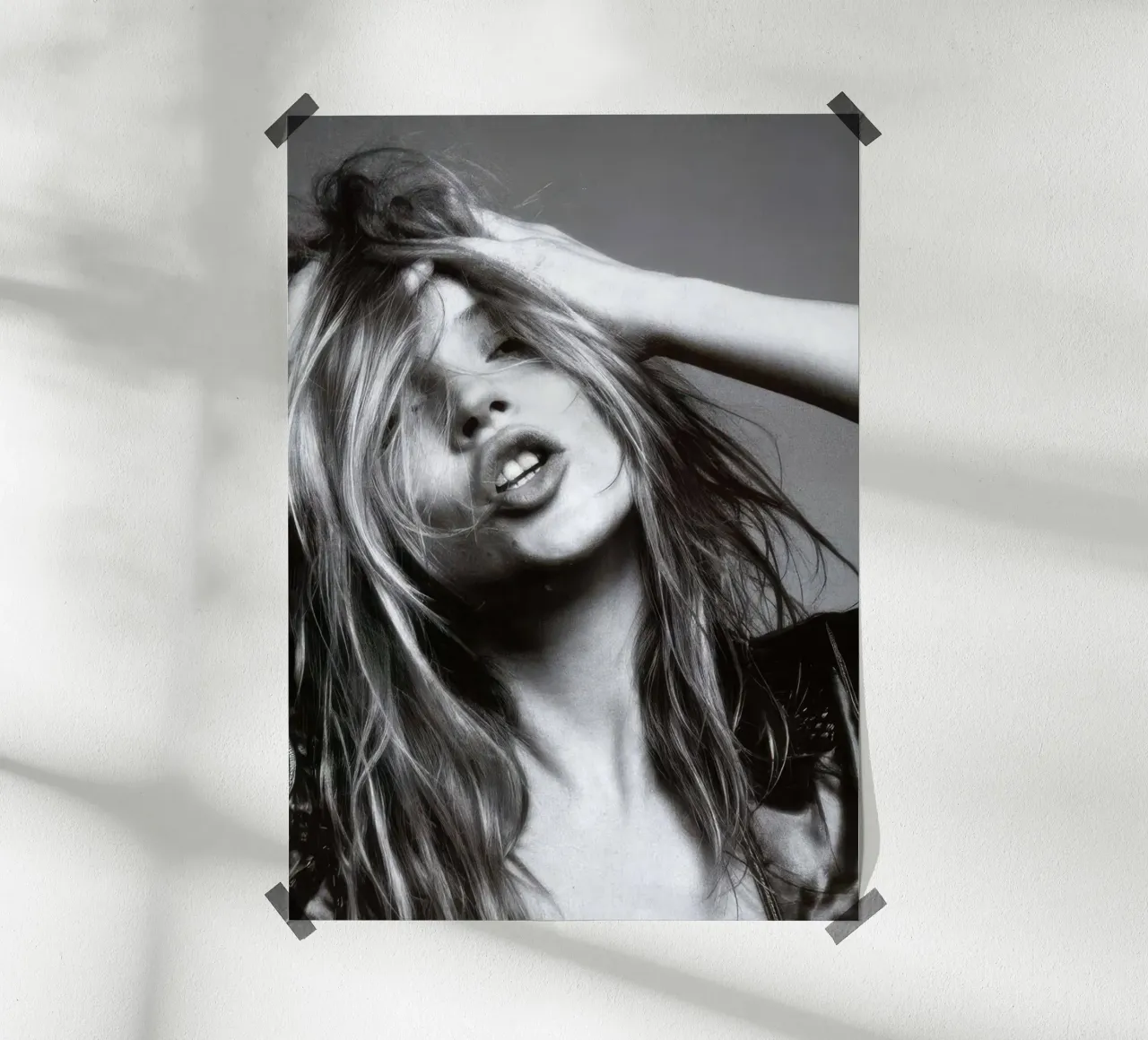 La vita di Kate Moss è uno scherzo #2 poster con telaio in plastica da Greatest Figure
