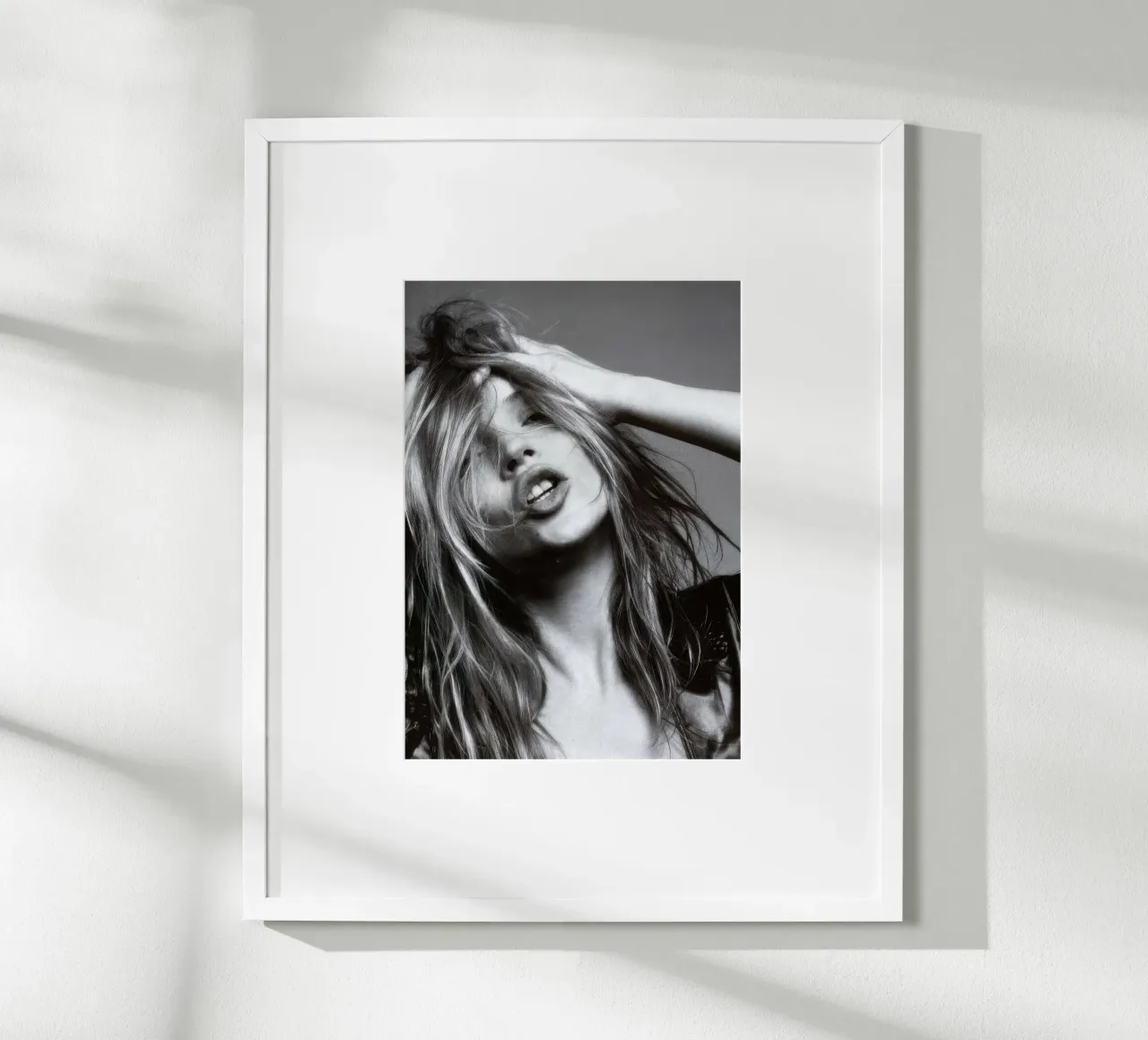 La vita di Kate Moss è uno scherzo #2 poster con telaio in plastica da Greatest Figure