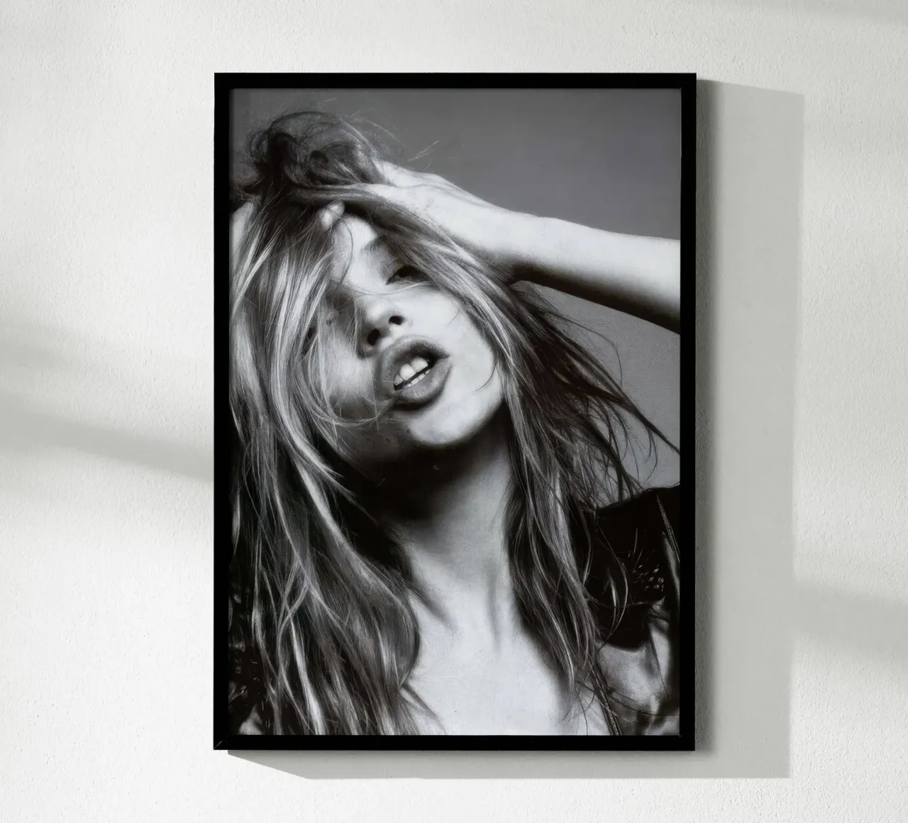 La vita di Kate Moss è uno scherzo #2 poster con telaio in plastica da Greatest Figure